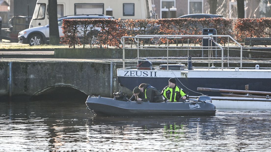 De politie zoekt in de haven van Sappemeer naar de vermiste vrouw