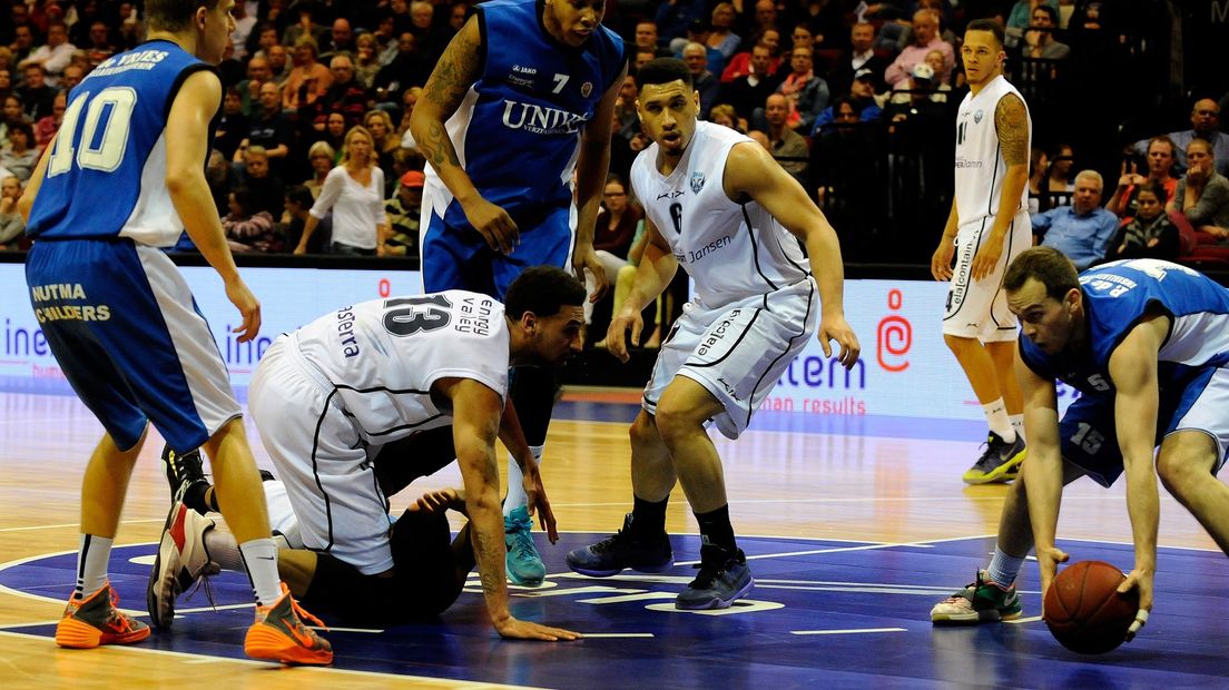 Donar-speler Craig Osaikhwuwuomwan met Aris-speler Tjoe de Paula.