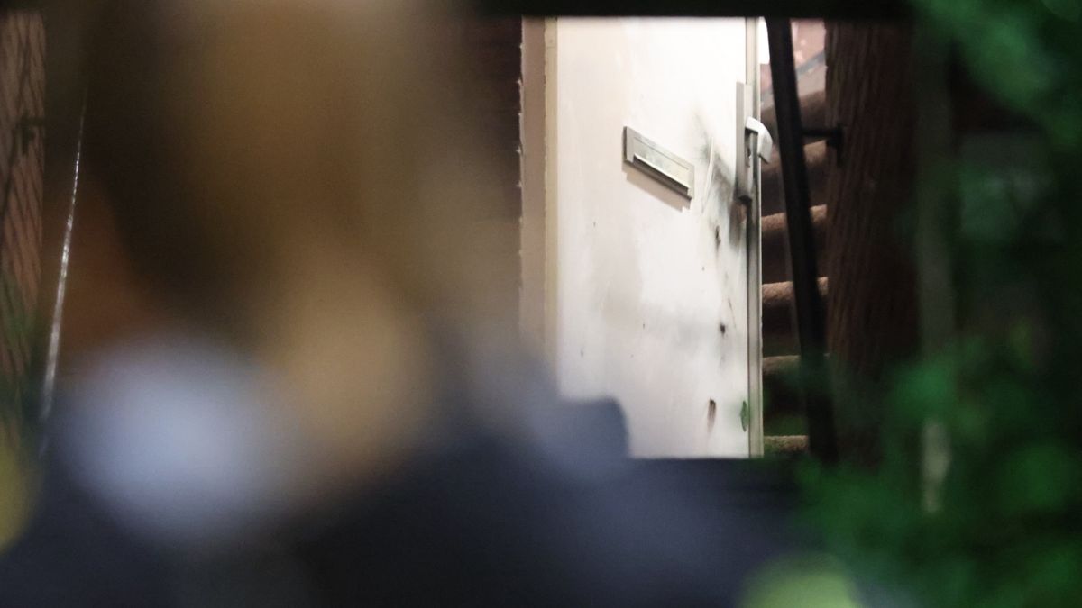 Voordeur beschadigd bij explosie portiekwoning Rustenburg en Oostbroek