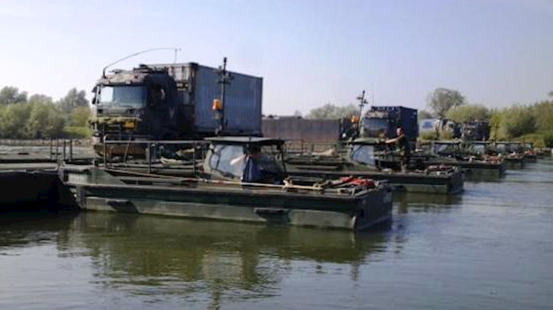 Leger oefent op IJssel bij Olst-Wijhe