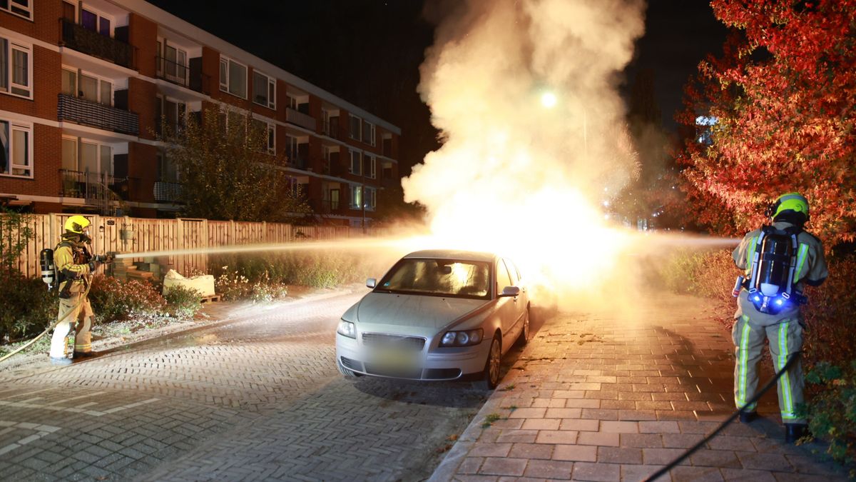 Hoge vlammen midden in woonwijk: opnieuw autobrand in Delft