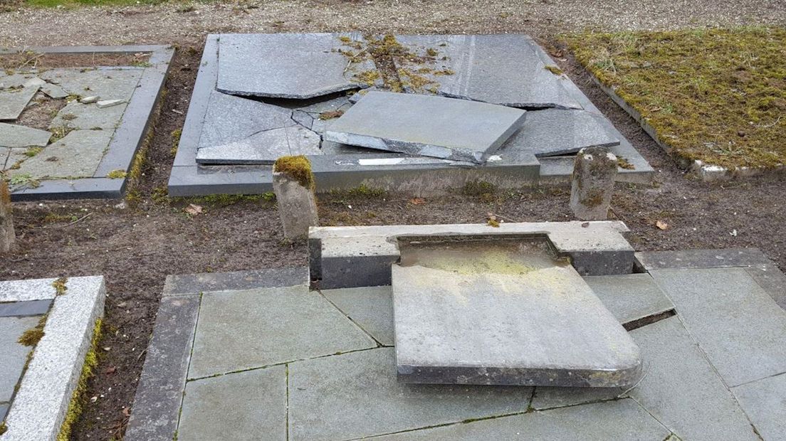 Geen vernieling, maar schade door vrieskou en storm bij begraafplaats in Diepenheim
