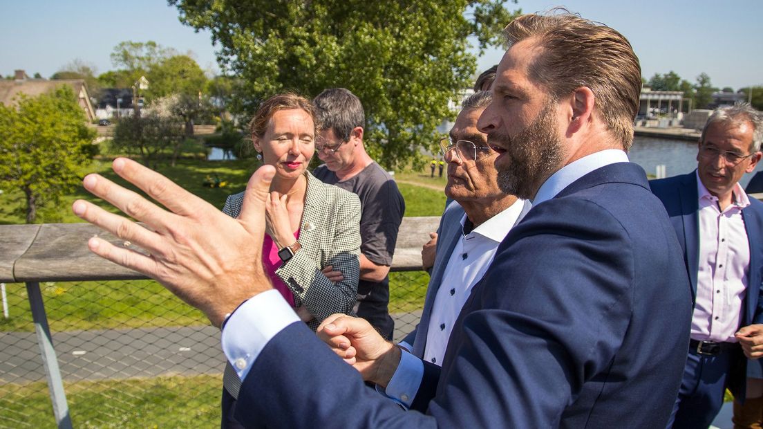 Hugo de Jonge, minister van wonen, tijdens zijn werkbezoek aan de Gnephoek