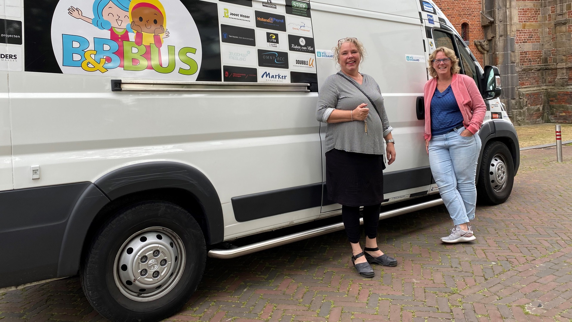 De B&B-bus mei de buorfroulju fan tsjinst Monique en Christina by de Aldehou