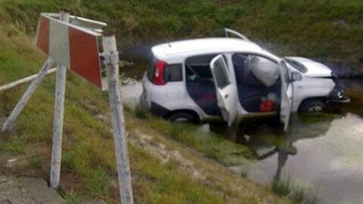 Auto in de sloot bij Radewijk, bestuurder spoorloos