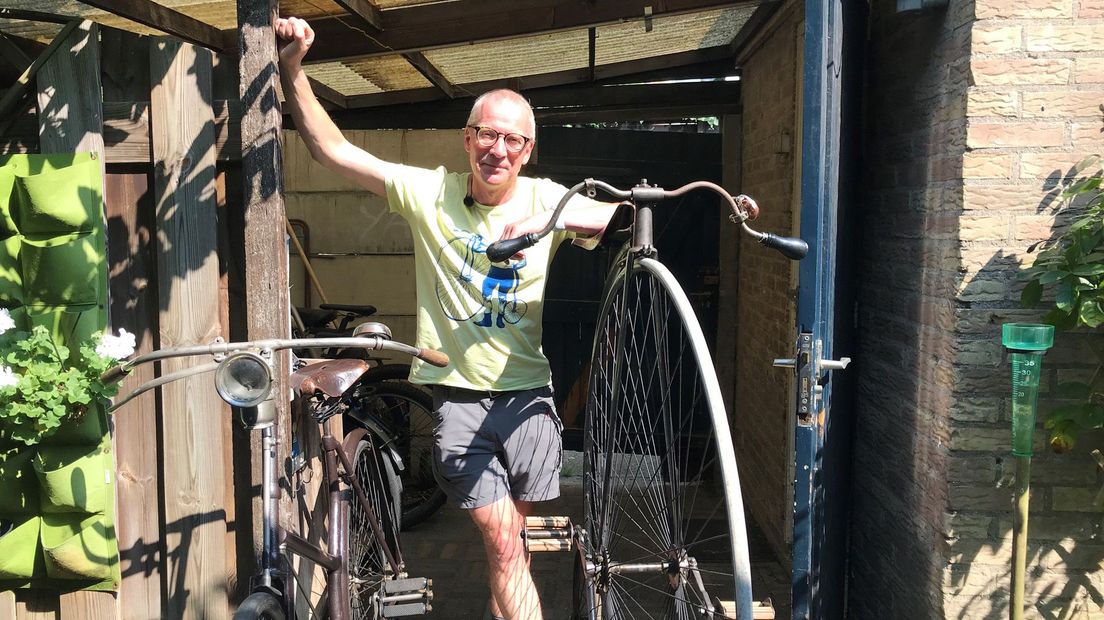 Kaspar met twee van zijn historische fietsen.