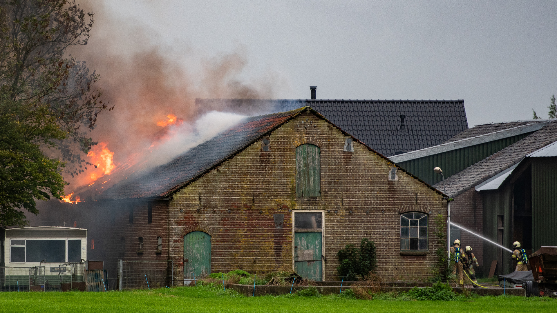 Dikke zwarte rook bij brand in Harmelen, brandlucht in wijde omgeving