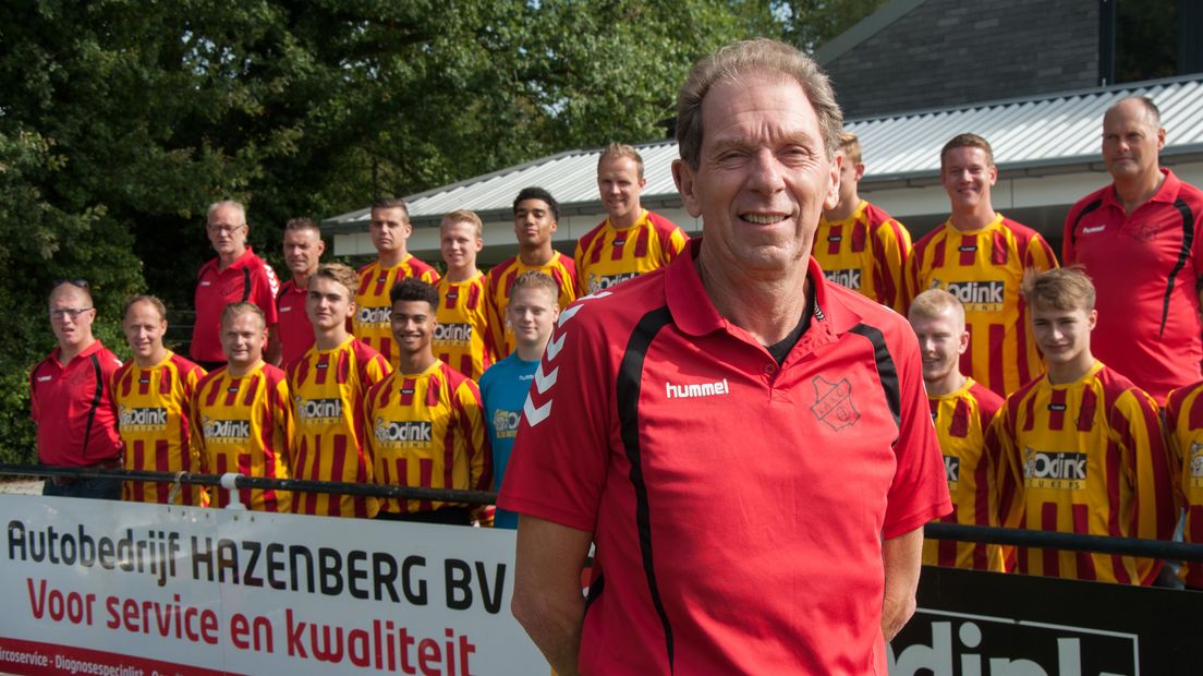 VAKO neemt afscheid van trainer Van der Kooi. (Rechten: VAKO)