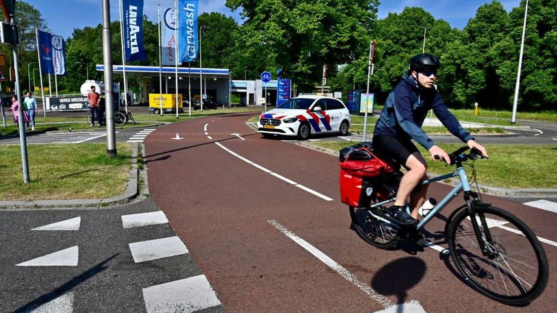 Een fietser op de rotonde waar zoveel ongelukken gebeuren.