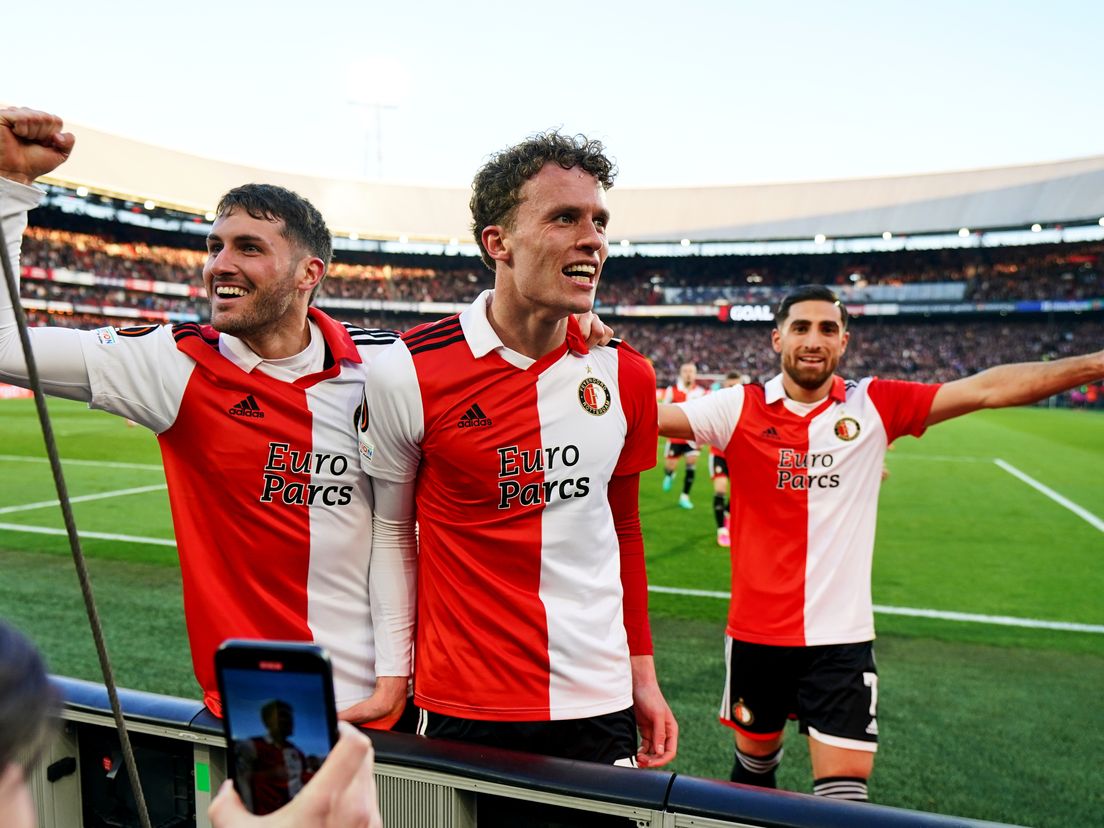 Mats Wieffer grijnst na zijn winnende goal tegen AS Roma