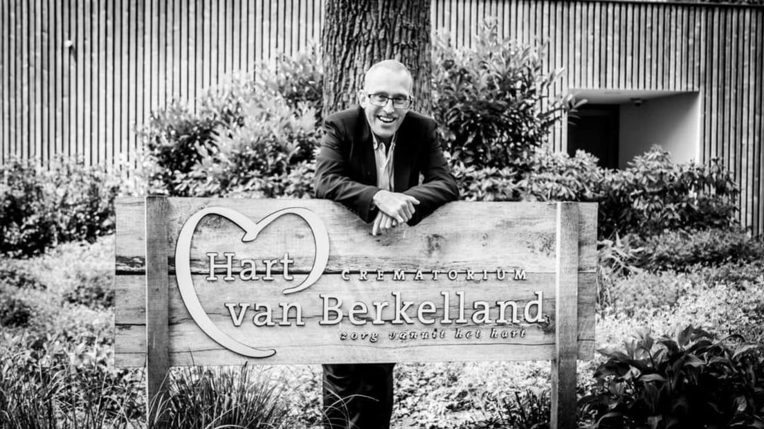 Peter bij het crematorium in Haarlo.
