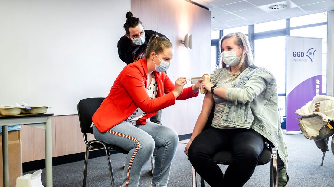 Mbo-studenten oefenen in Houten in het zetten van een coronaprik.