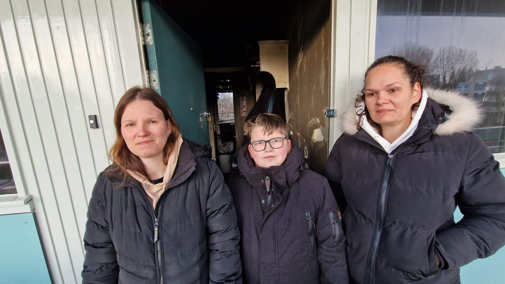 Desiree, zoon Sem en zus Suzanne bij de afgebrande flat in Rotterdam-Ommoord.