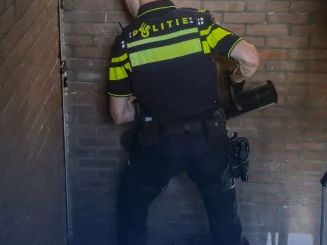 De politie ging de woning in van een man die de hele tijd voor niks naar 112 belde.