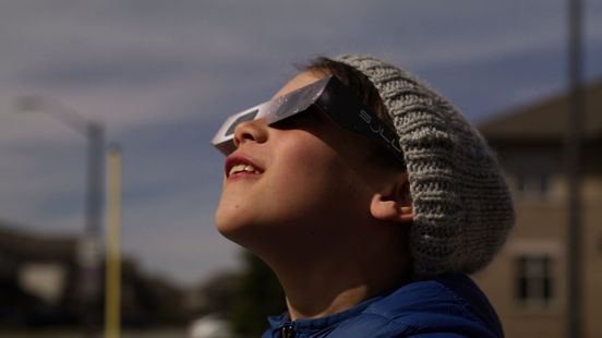 Zo kun je woensdag naar de zonsverduistering kijken: ‘Een gewone zonnebril is geen goede oplossing’