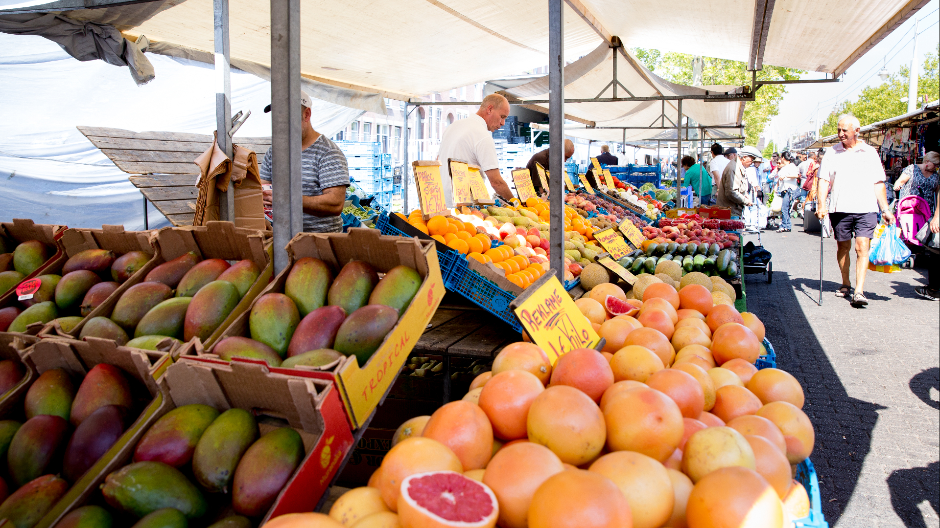 Marktkraam met verse waar