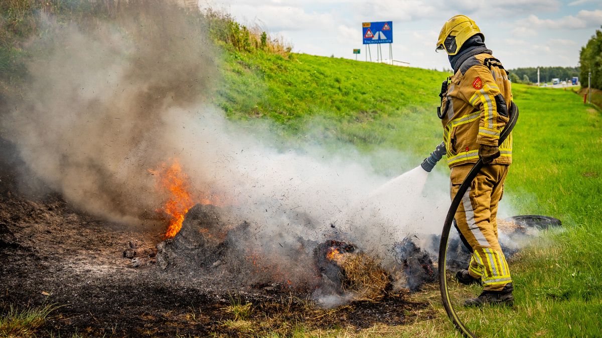 Hooibalen in brand langs N381 bij Wijnjewoude