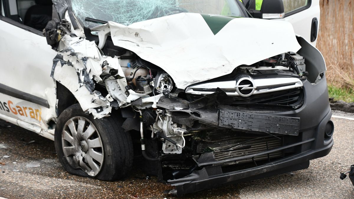 Auto klapt op bestelbus in Sint Philipsland: drie gewonden