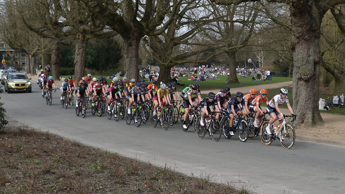 Het vrouwenpeloton door het Noorderplantsoen twee jaar geleden