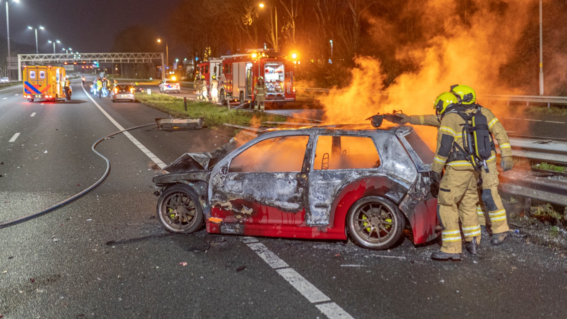 Auto vliegt in brand na botsing met vrachtwagen bij Alblasserdam