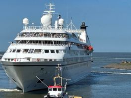 Grut cruiseskip stekt oan yn Harns, passazjiers bliid dat se yn in lytse stêd binne