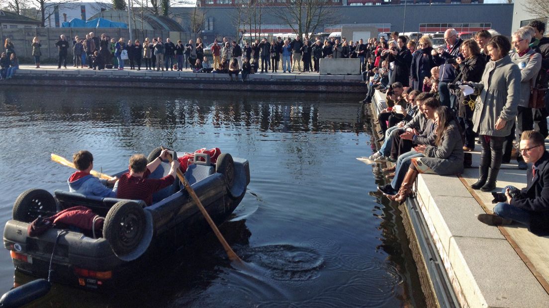 IN BEELD Verroeste auto te water gelaten als boot in de Binckhorst in