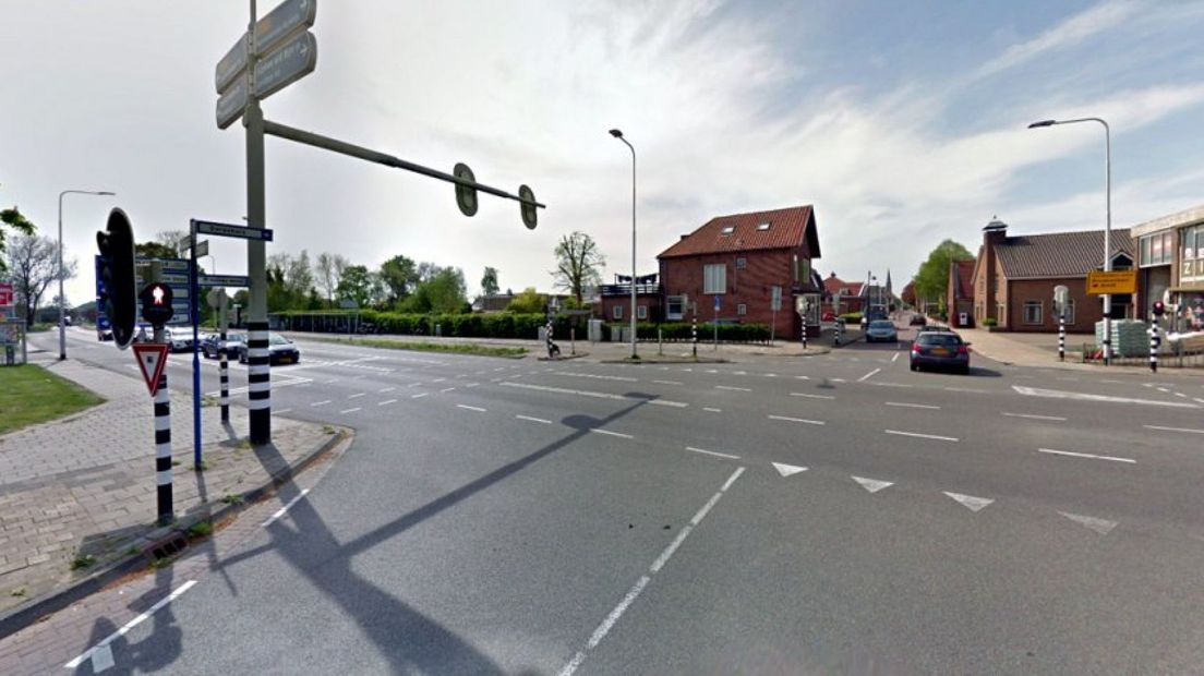 Het kruispunt van de Dorpsstraat met de N209