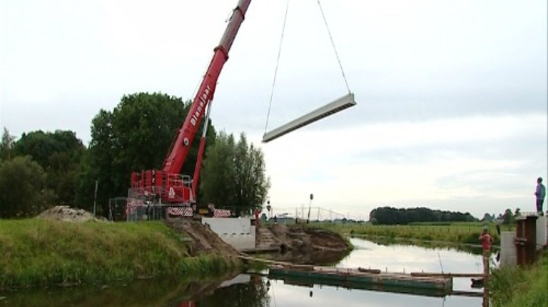 Over de Grote Wetering in Wapenveld is een nieuwe, 26 meter lange brug geplaatst.De brug vervangt de tijdelijke brug, die er vorig jaar is neergelegd.Een aantal bruggen in Wapenveld bleek bij inspectie in zo'n slechte staat te zijn, dat auto's en ander gemotoriseerd verkeer er niet meer veilig over heen konden rijden.