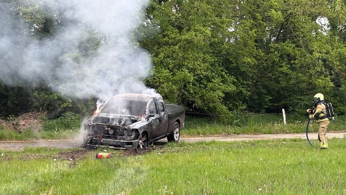 Auto verwoest door brand in Radewijk