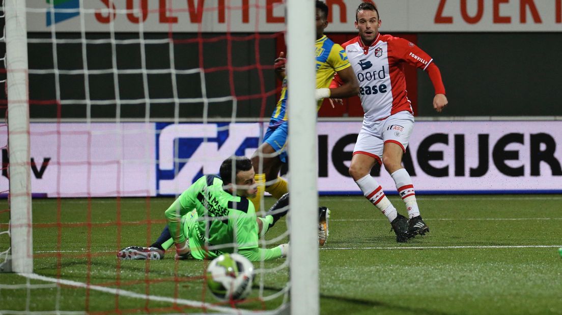 Anco Jansen schiet zijn eerste binnen in het shirt van FC Emmen (Rechten: Gerrit Rijkens)