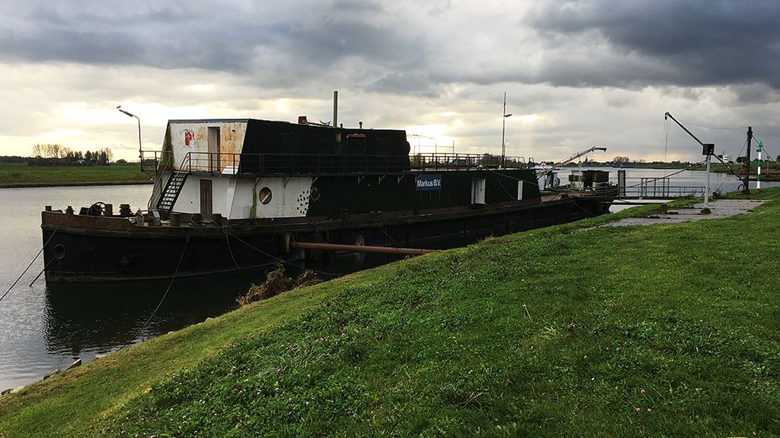 Het schip in de oude haven.