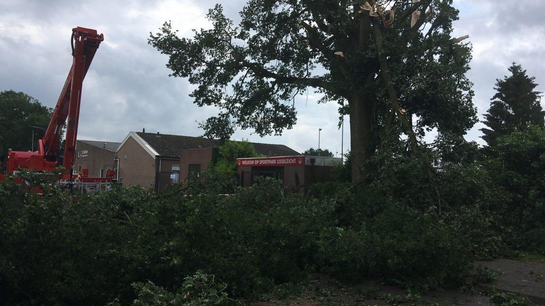 De storm die dinsdagavond over het land raasde, heeft op verschillende plaatsen in Gelderland schade aangericht. De ochtend na de storm wordt de schade opgenomen en kan de rommel opgeruimd worden.