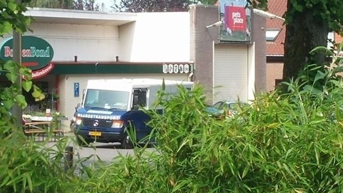 De politie heeft maandagmiddag in Groesbeek onder winkelend publiek flyers uitgedeeld en gesproken met voorbijgangers. Agenten proberen meer te weten te komen over de overval op een geldloper, vandaag een week geleden.
