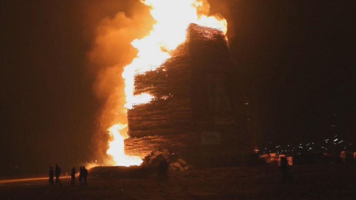 Bekijk de vreugdevuren van Scheveningen en Duindorp tijdens de vorige jaarwisseling