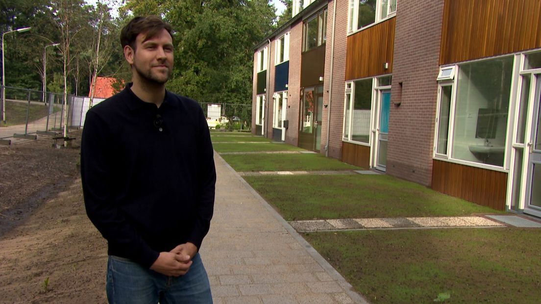Museumconservator Tim Smeets naast het rijtje doorzonwoningen