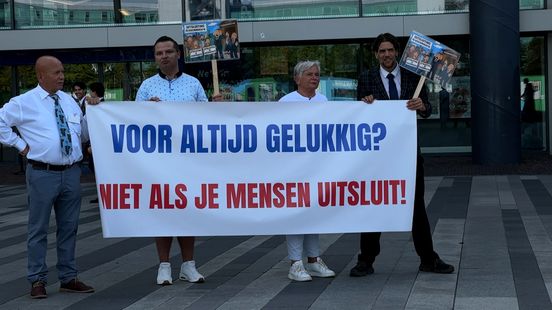 Als Eydie (66) wil demonstreren wordt ze omsingeld door Jehova's getuigen: 'Het is pestgedrag' Home