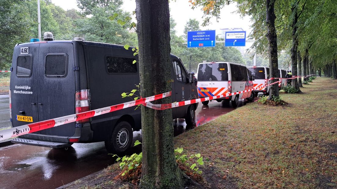 Politiebussen staan sinds het einde van de ochtend bij de Utrechtsebaan