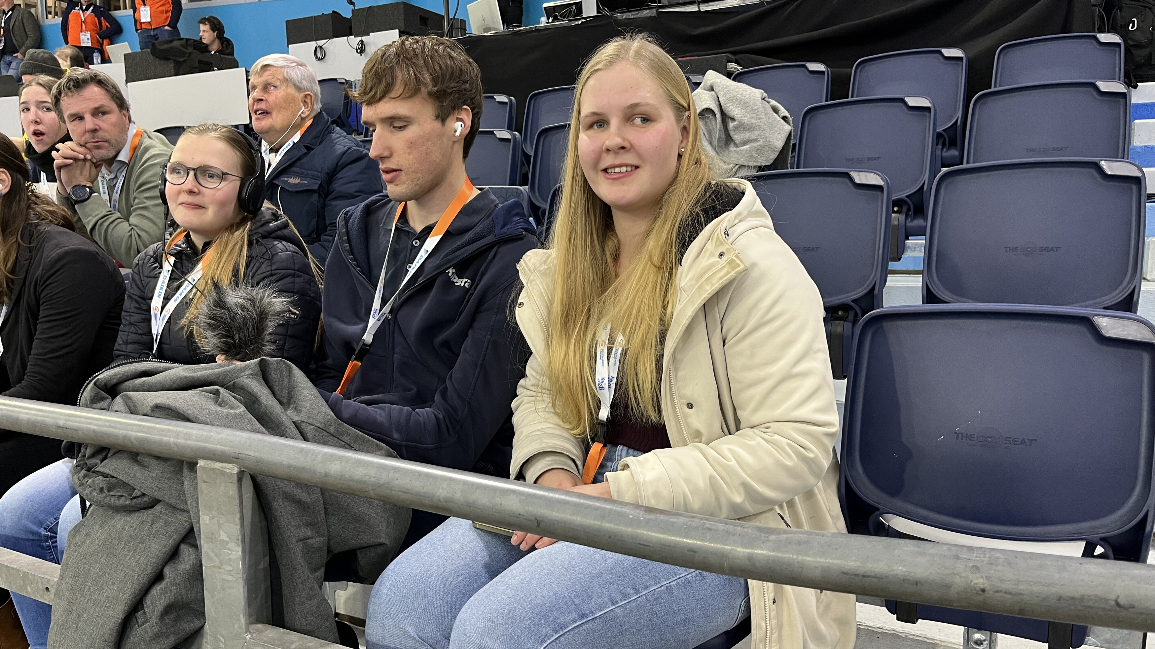 Liesette Bruinsma (rjochts) by de pilot fan de blinetribune yn Thialf