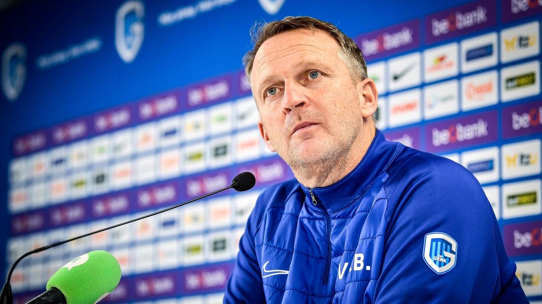 John van den Brom tijdens een persconferentie van Racing Genk