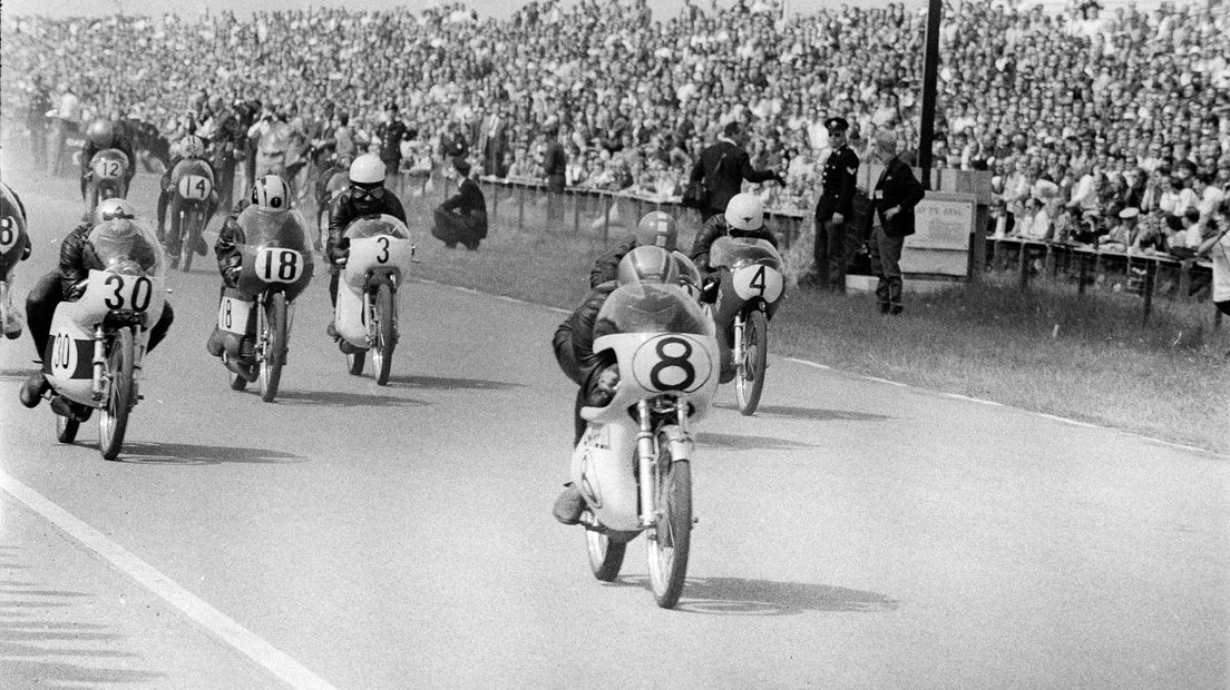 De 50cc-klasse van de TT van Assen 1968 is op sensationele wijze gewonnen door de Nederlander Paul Lodewijkx (Rechten: ANP / Dick Coersen)