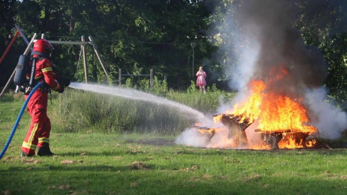 112-nieuws: Picknickbank gaat in vlammen op in Veendam • fietser aangereden in Winschoten