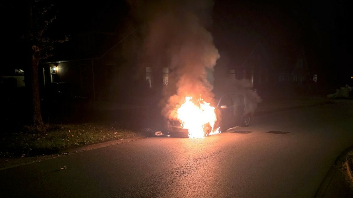 Auto vliegt in Gieten in brand tijdens het rijden