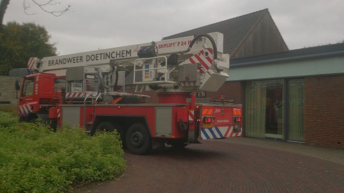 Een crematie in crematorium Slangenburg in Doetinchem werd woensdagmiddag ruw onderbroken toen de ovendeur niet goed sloot en vlammen uit de oven sloegen. Medewerkers van het crematorium brachten iedereen daarna in veiligheid.