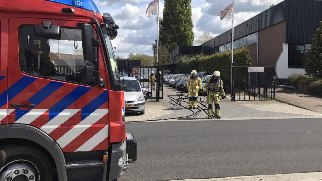 Brandweer Oldenzaal blust na bij autobedrijf