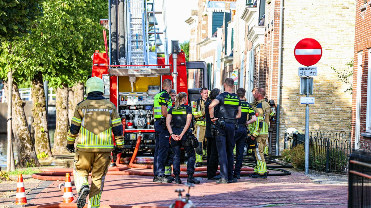 Brandweer in actie voor motor in Balk, brand dreigde over te slaan