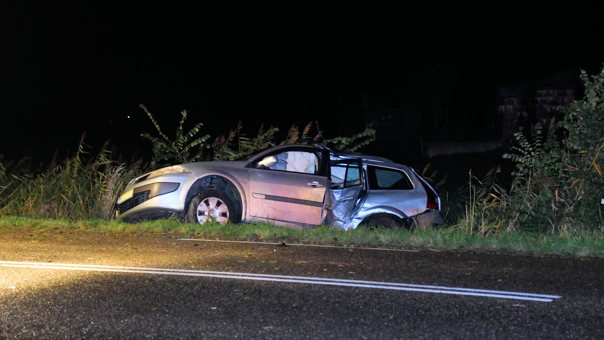 Auto botst tegen boom, bestuurder spoorloos