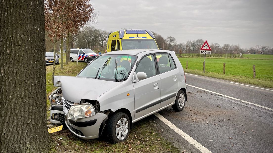 Automobiliste gewond geraakt bij eenzijdig ongeval in Agelo