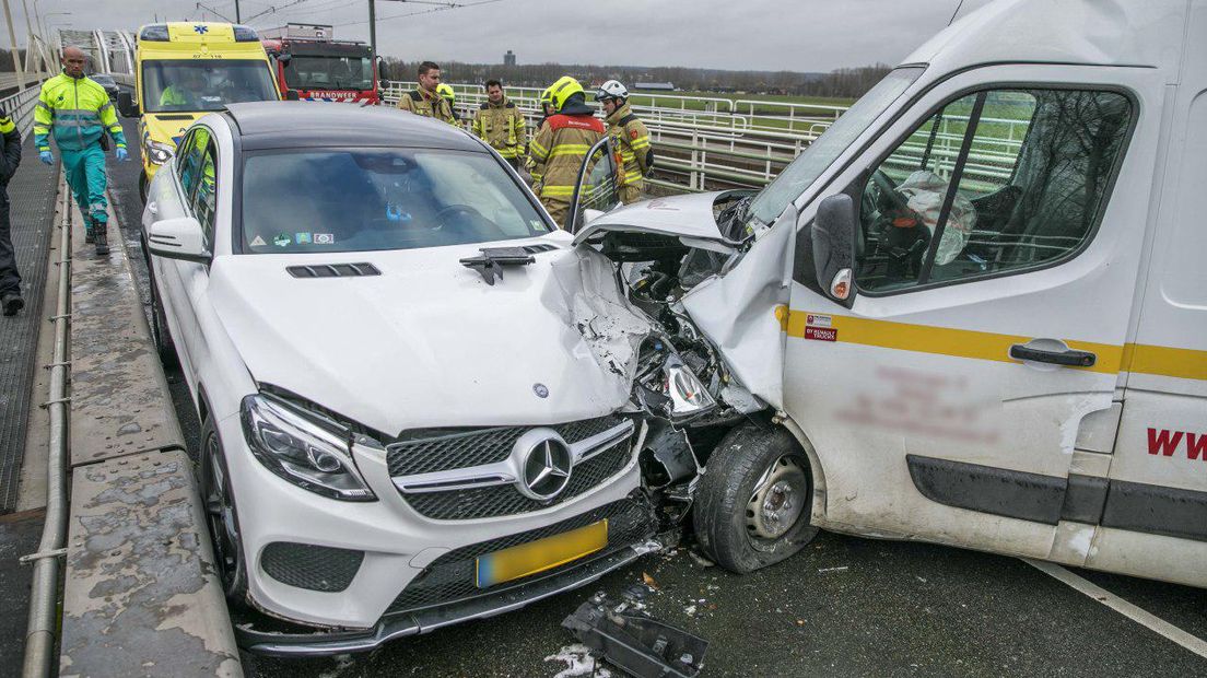 De auto en bestelbus legden het verkeer volledig plat.