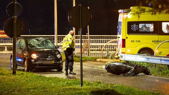 Botsing tussen scooter en auto in Emmen, twee gewonden naar ziekenhuis. Botsing tussen scooter en auto in Emmen, twee gewonden naar ziekenhuis.