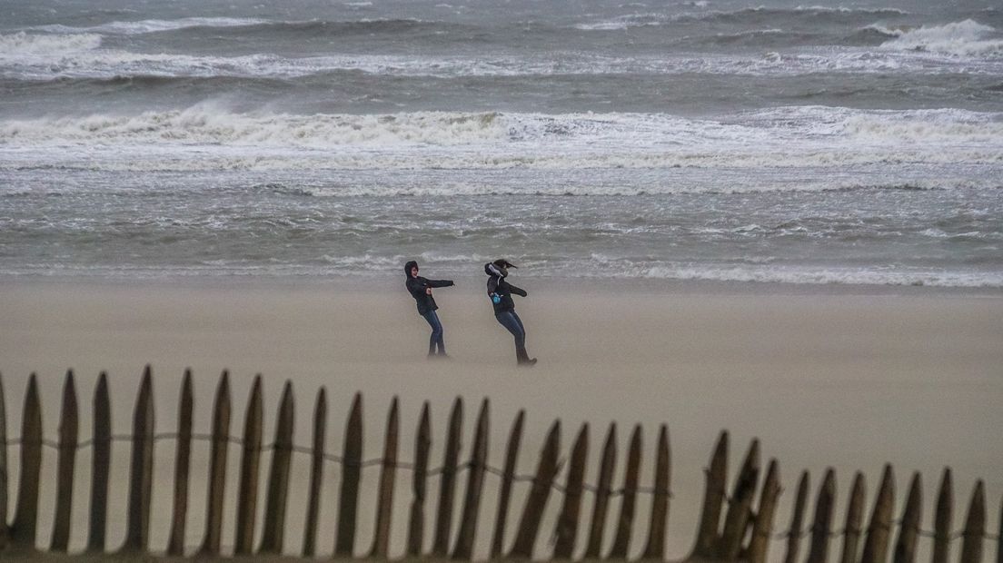 Storm op het strand van Katwijk